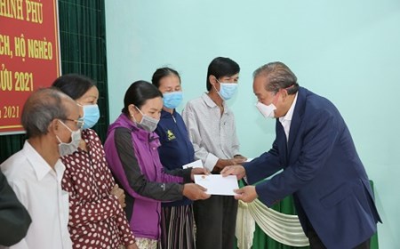 Phó Thủ tướng Thường trực trao quà cho các gia đình chính sách huyện Phong Điền (Thừa Thiên-Huế)